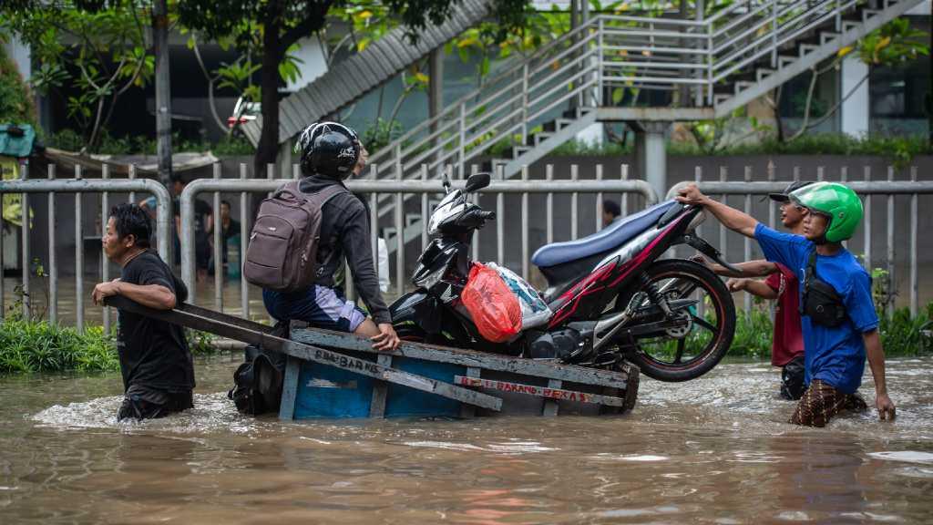 Diguyur Hujan Deras, Pemukiman Warga di Jakarta Selatan Terendam Banjir 1 Meter