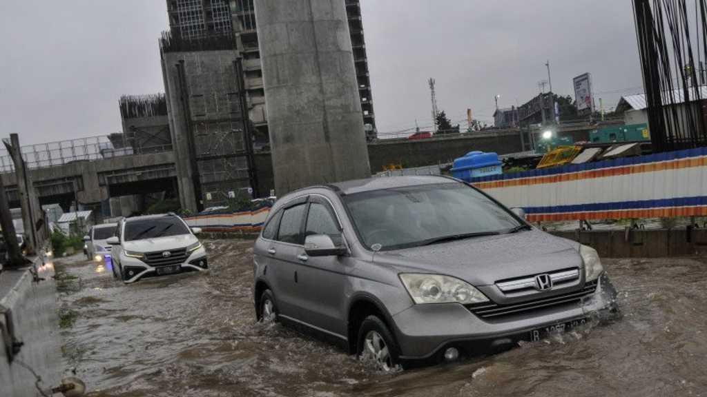 Jasa Marga Tangani Genangan Air di Jalan Tol Jakarta-Cikampek