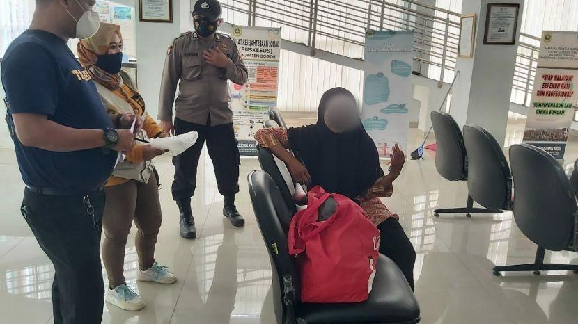 Wanita Diduga Gangguan Jiwa Diamankan Usai Naik Motor Masuk Tol Jagorawi