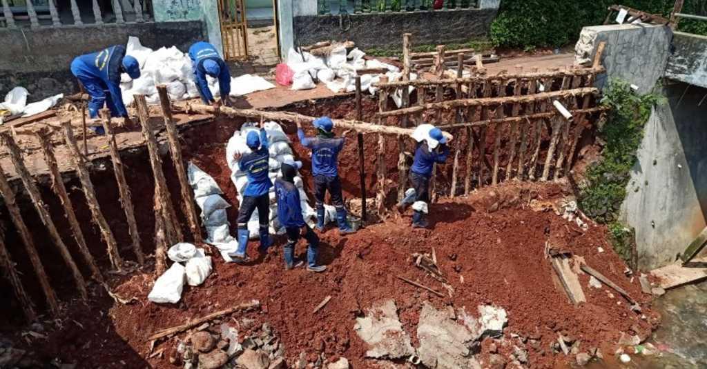 11 Lokasi di Jakarta Timur Dilaporkan Longsor Akibat Banjir