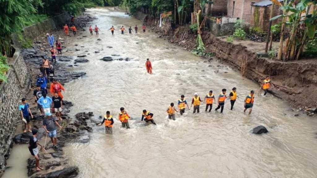 Eks Kades di Sumbawa Tewas Terseret Banjir, Sempat Parkir Mobil di Sungai Kering