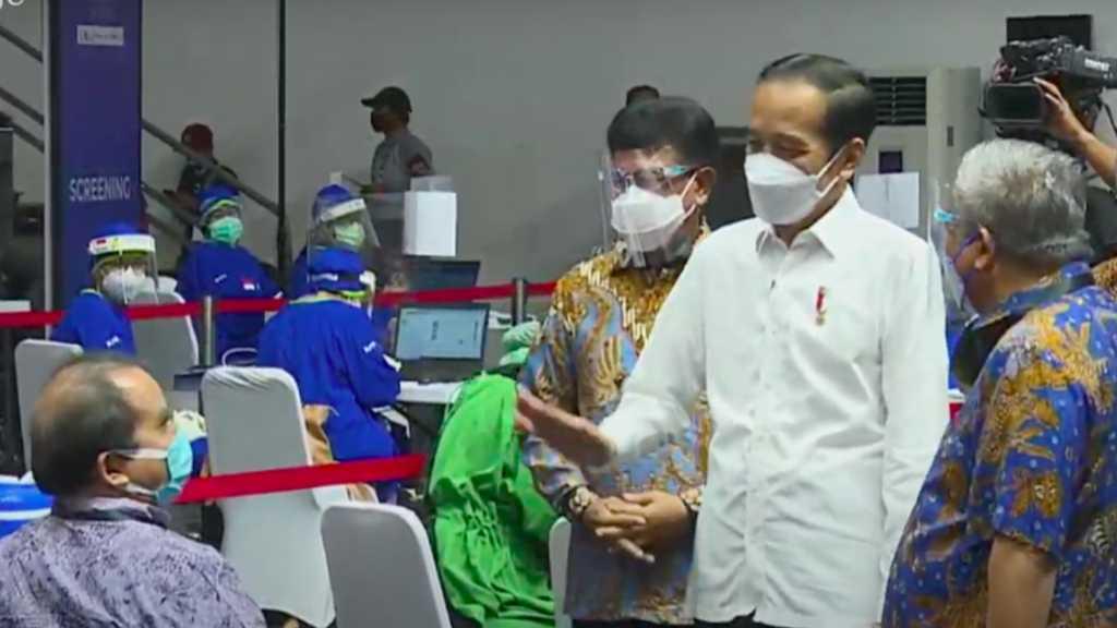 Jokowi Tinjau Langsung Vaksinasi COVID-19 Massal Wartawan di GBK Pagi Ini