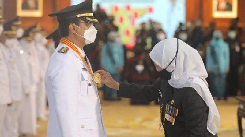 Ucapan Khofifah Ini Disambut Tepuk Tangan Usai Melantik Gus Ipul sebagai Wali Kota Pasuruan