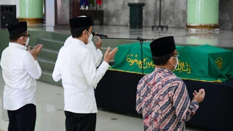 Melayat ke Mendiang Artidjo Alkostar, Jokowi: Indonesia Kehilangan Putra Terbaik Bangsa