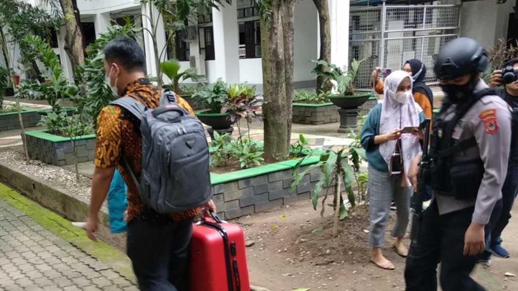 KPK Amankan Tiga Koper Usai 6 Jam Geledah Kantor Gubernur Sulsel