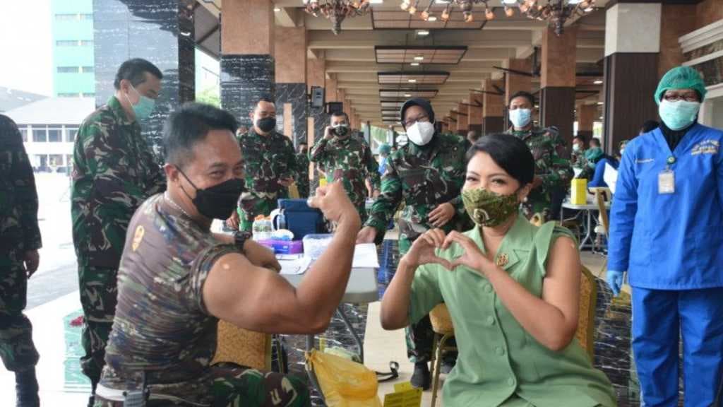Ketika Jenderal Andika Perkasa Pamer Otot saat Pimpin Vaksinasi Massal TNI AD
