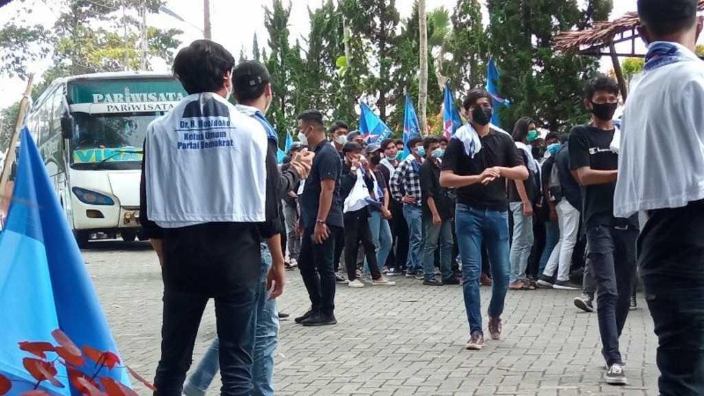 Ratusan Massa Datangi Arena KLB Demokrat, Pakai Baju Bertuliskan 'Moeldoko Ketua Umum'
