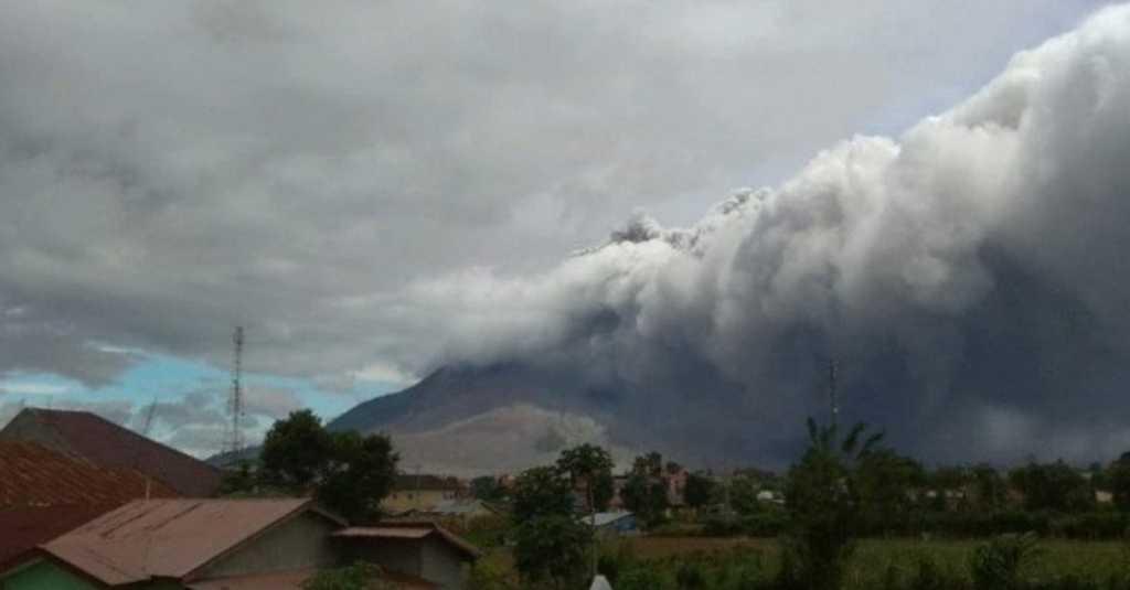 Gunung Sinabung Erupsi Keluarkan Asap Tebal Setinggi 300 Meter