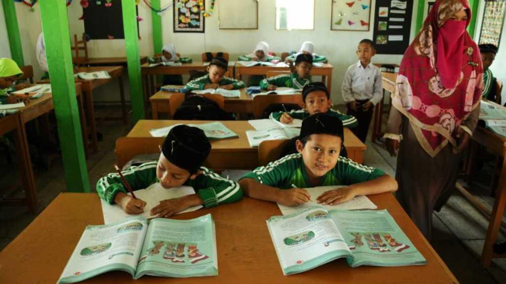 Mendikbud Nadiem Mengaku Kaget: Kami Tidak Akan Pernah Hilangkan Pelajaran Agama