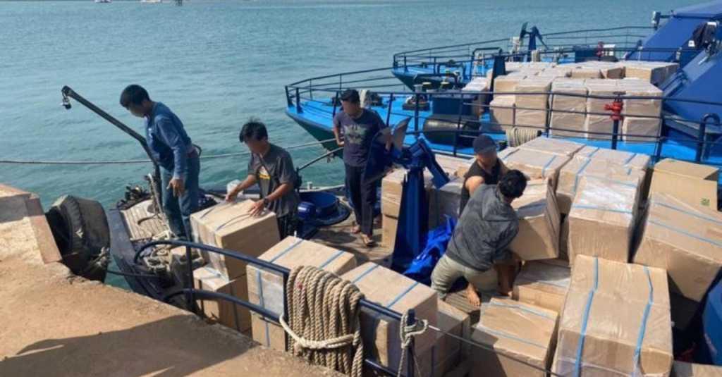 Bea Cukai Batam Ringkus Kapal Berisi Rokok dan Miras Ilegal Senilai Rp10 Miliar