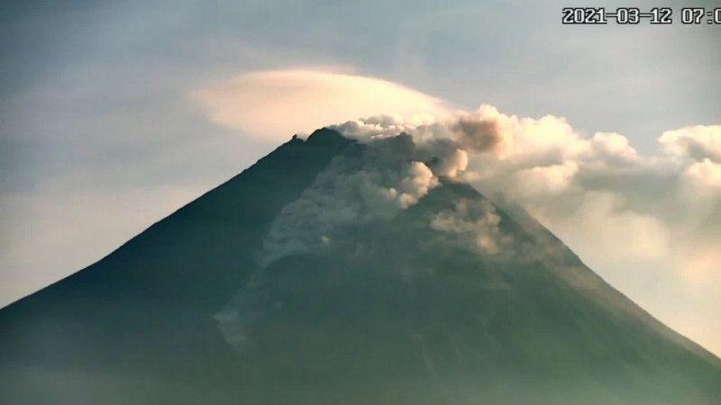 Gunung Merapi Luncurkan Awan Panas pada Jumat pagi