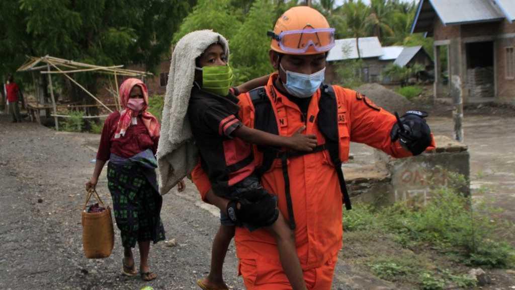 Warga Sekitar Gunung Ile Lewotolok Diimbau Waspadai Lontaran Material Pijar