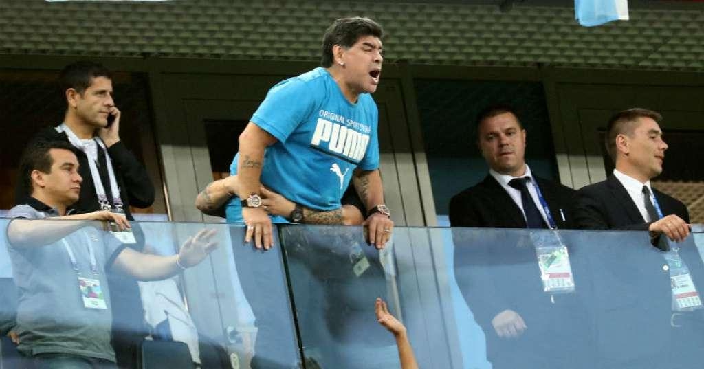 Bola Gagal Masuk dan Berputar di Mulut Gawang Boca, Netizen Sebut Berkat Bantuan Arwah Maradona