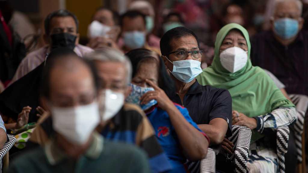 Lansia di Luar DKI Jakarta Ingin Vaksin di Istora? Cukup Tunjukkan KTP Saja