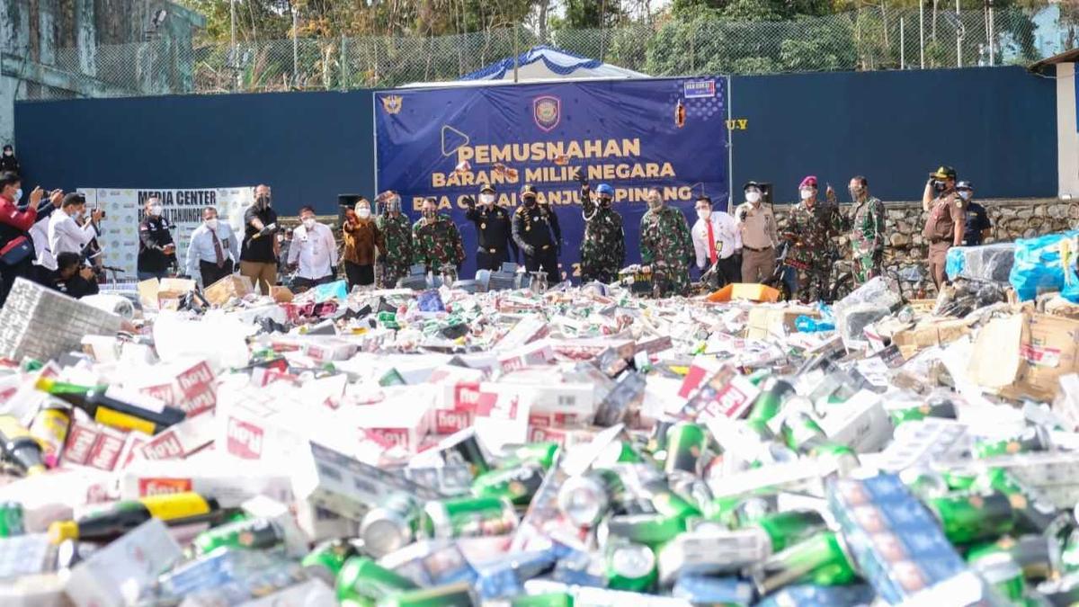 Beri Efek Jera, Bea Cukai Musnahkan Barang Ilegal