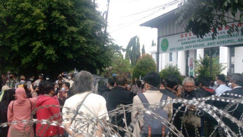 Massa Padati Depan PN Jaktim Persidangan Habib Rizieq, Polisi Ingatkan Protokol Kesehatan