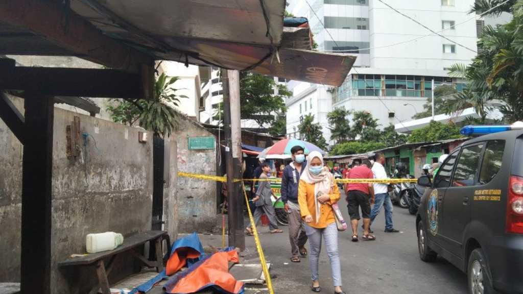 Potongan Tubuh Manusia Jatuh Menimpa Lapak Tukang Nasi Goreng di Setiabudi