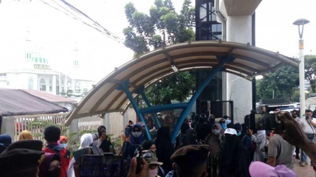 Polisi Bubarkan Ibu-ibu Simpatisan HRS, Dzikir dan Orasi di Depan PN Jaktim