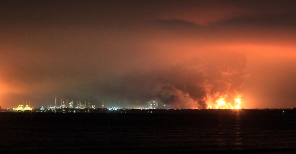 Kilang Pertamina Terbakar, Warga Sekitar Cium Bau Misterius dan Sempat Muntah