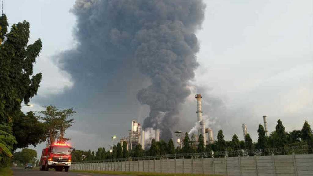 Hampir 9 Jam Kebakaran, Api Kilang Minyak Balongan Belum Bisa Dipadamkan