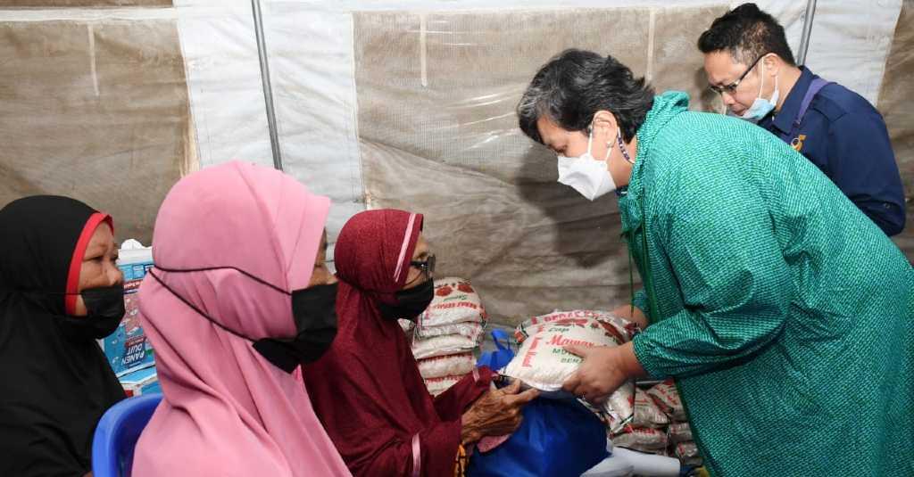 Lestari Moerdijat Serahkan Bantuan Sembako kepada Korban Likuifaksi Petobo