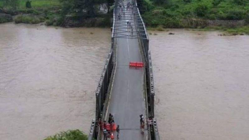 Waduh, Jembatan Ini Miring Akibat Terjangan Banjir
