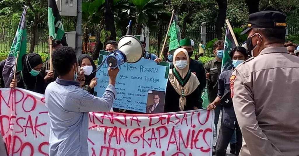 Massa Bawa Bendera HMI Geruduk Balai Kota DKI, Minta KPK Usut Anies Baswedan