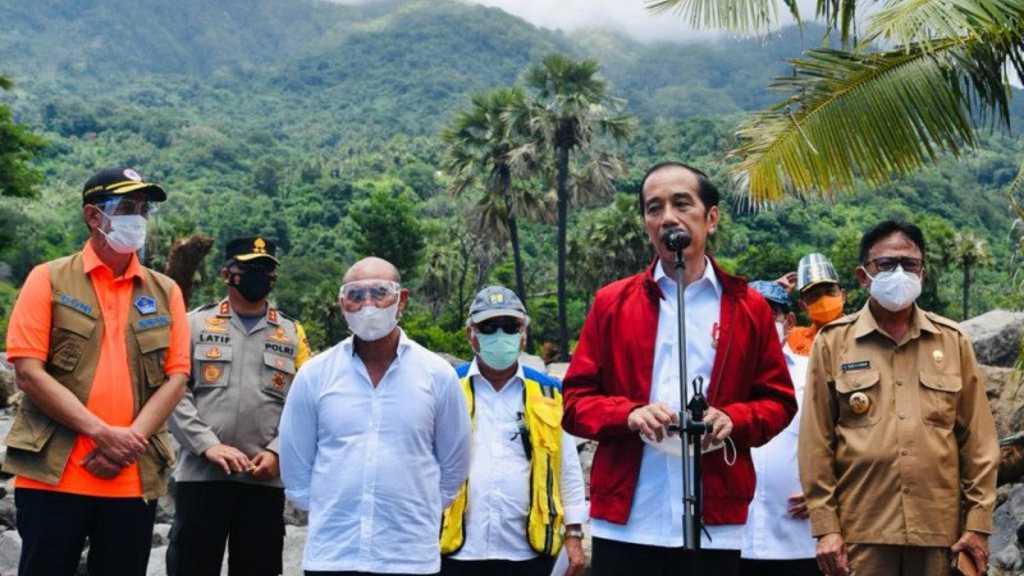 Kunjungi Lokasi Bencana NTT, Jokowi Pastikan Kebutuhan Pengungsi Tercukupi