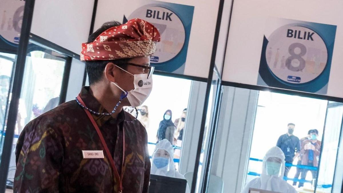 Menparekraf Tinjau Kesiapan Implementasi Alat Deteksi COVID-19 Genose di Bandara Bali