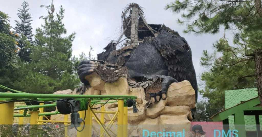 Sebuah Patung Gorila Setinggi 7 Meter Ambruk Akibat Gempa di Malang
