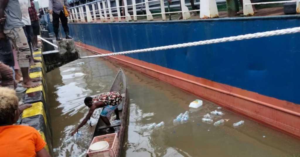 Viral Video Petugas Kepolisian Tumpahkan Botol Plastik Miras ke Laut, Kapolres Mimika Minta Maaf