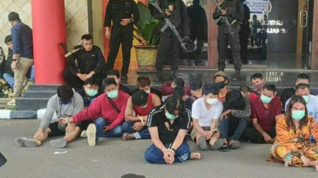 Detik-detik Polisi Gerebek Kampung Narkoba di Palembang, 59 Pria dan 6 Wanita Ditangkap