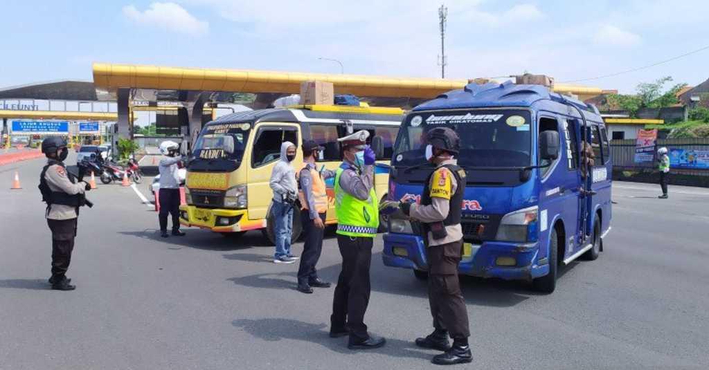 Satlantas Polresta Bandung Mulai Penyekatan Arus Lalu Lintas Menyusul Aturan Larangan Mudik Baru