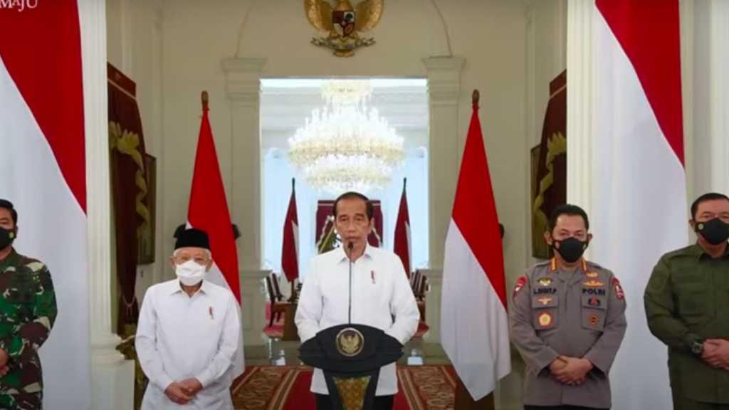 Jokowi Beri Bintang Jasa Jalasena dan Kenaikan Pangkat 53 Prajurit KRI Nanggala-402