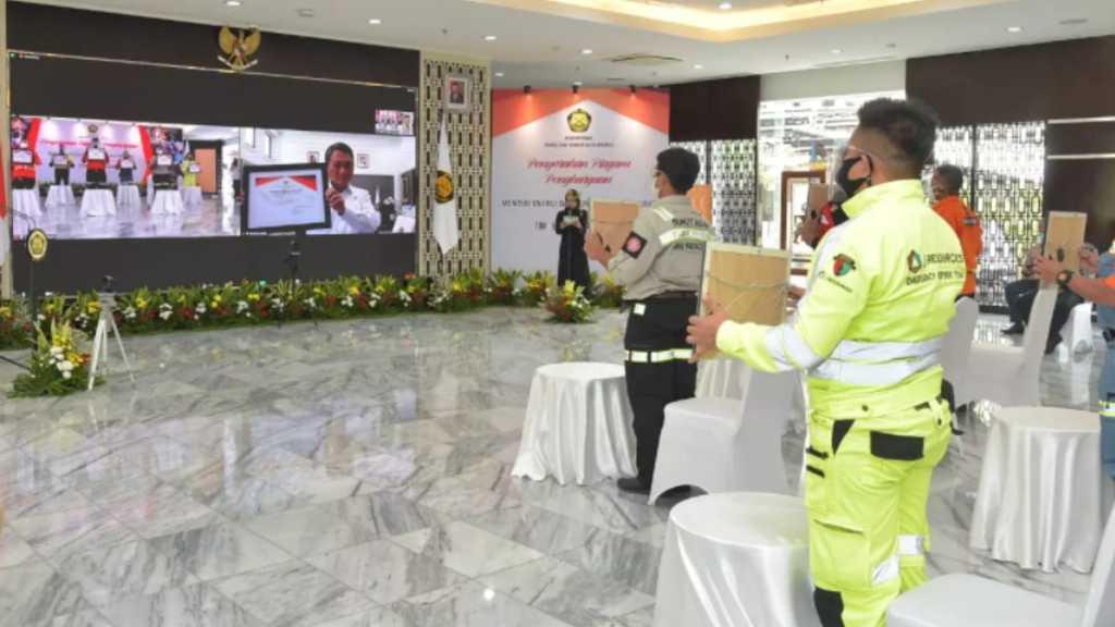 Menteri Arifin Tasrif Beri Penghargaan Tim ESDM Siaga Bencana
