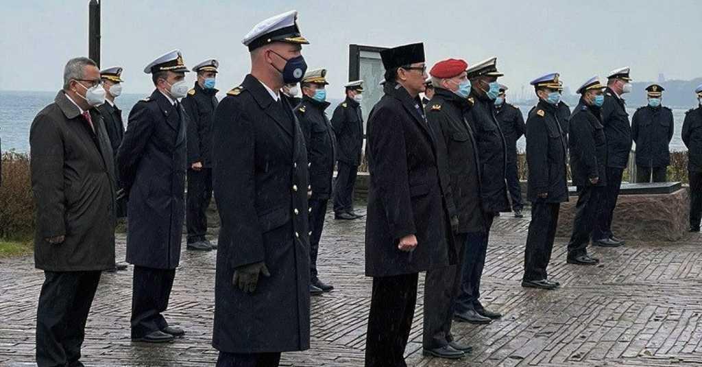Merinding, Asosiasi Kapal Selam Jerman Berikan Penghormatan Terakhir untuk Awal Kapal KRI Nanggala-402 di Bawah Rintik Hujan