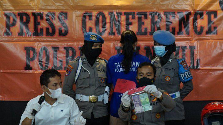 Racun Sianida Dibeli Online dan Ditabur ke Bumbu Sate oleh Nani Apriliani