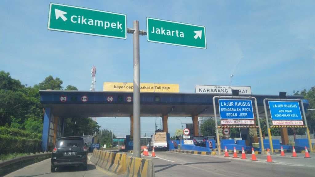 H-2 Pengetatan Mudik, Arus Lalu Lintas di Tol Jakarta-Cikampek Ramai Lancar