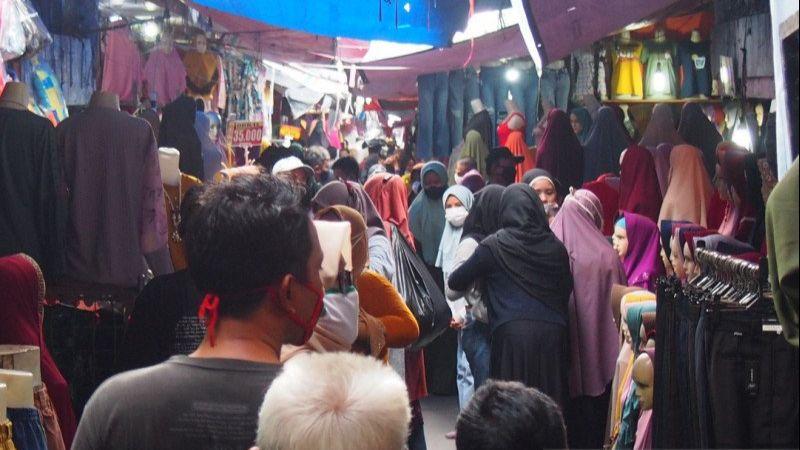 H-1 Larangan Mudik, Pasar Tanah Abang Masih Ramai
