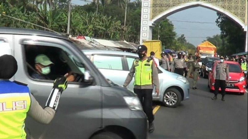 Ratusan Kendaraan Lintasi Jalur Bandung-Cianjur Diputar Balik Petugas