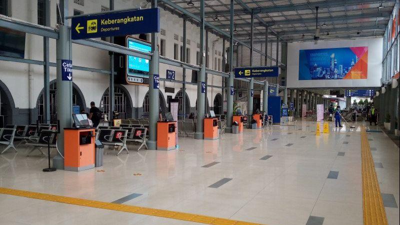 Larangan Mudik Hari Pertama, Stasiun Pasar Senen Lengang dan Sepi Penumpang