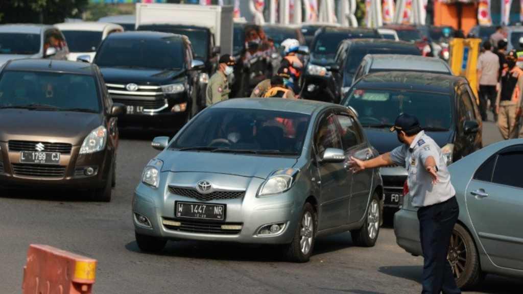 Tegas! Sejumlah Kendaraan Masuk Surabaya Dipaksa Putar Balik saat Larangan Mudik