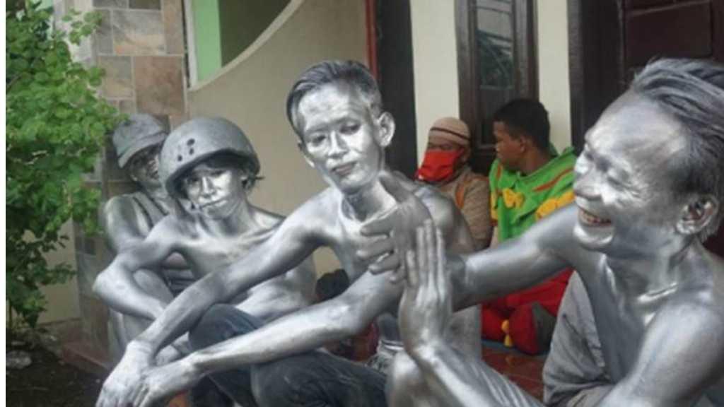 Dalam Satu Jam, Manusia Silver Bisa Raup Rp150 Ribu