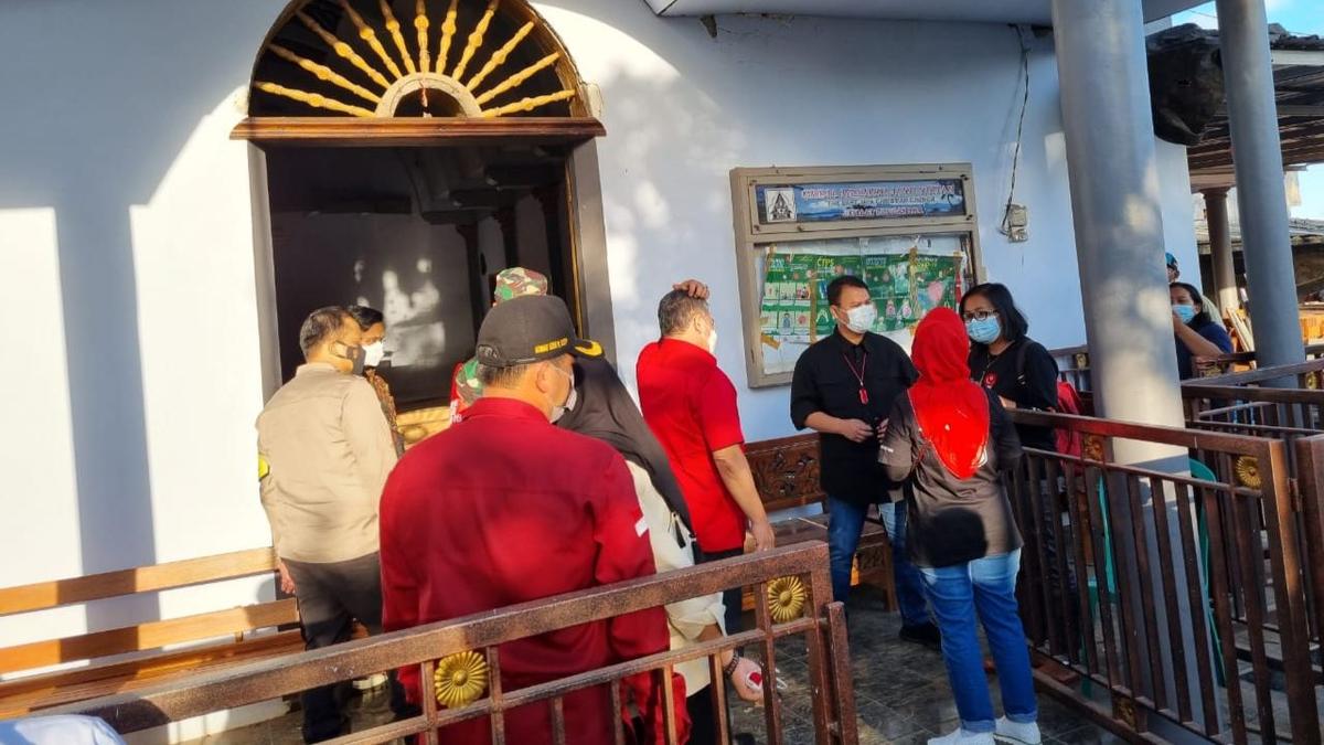 Ahmad Basarah Kunjungi Masjid dan Gereja Hancur Akibat Gempa di Malang