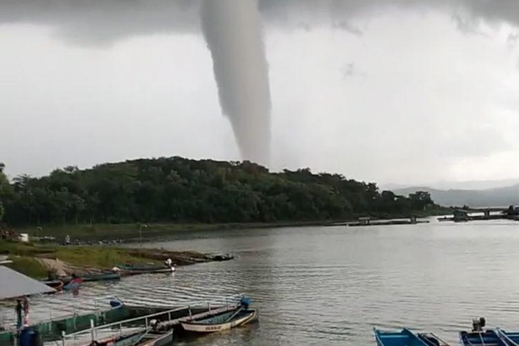 Mengenal Fenomena Alam 'Water Spout' yang Disebut Berbahaya oleh BMKG