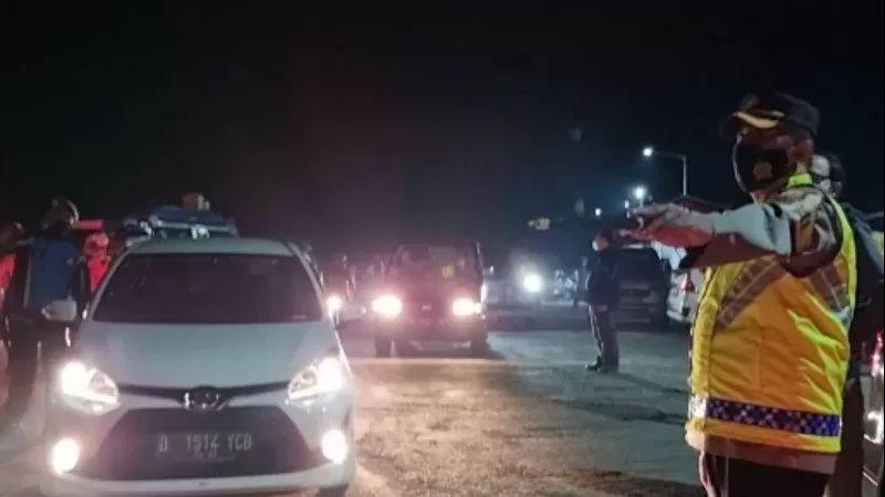 Polisi Putar Balikan Kendaraan Pemudik di Perbatasan Garut