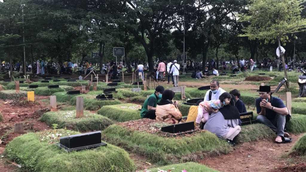 Sempat Ricuh, Ratusan Warga Bobol Pintu Gerbang TPU Tegal Alur untuk Ziarah