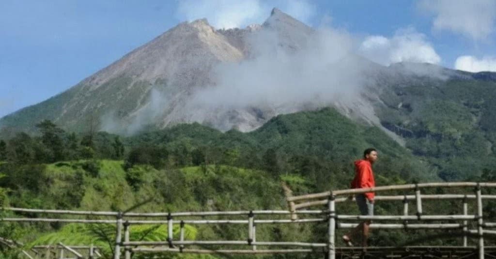 Gunung Merapi Luncurkan Guguran Lava Pijar Sejauh 1.400 Meter