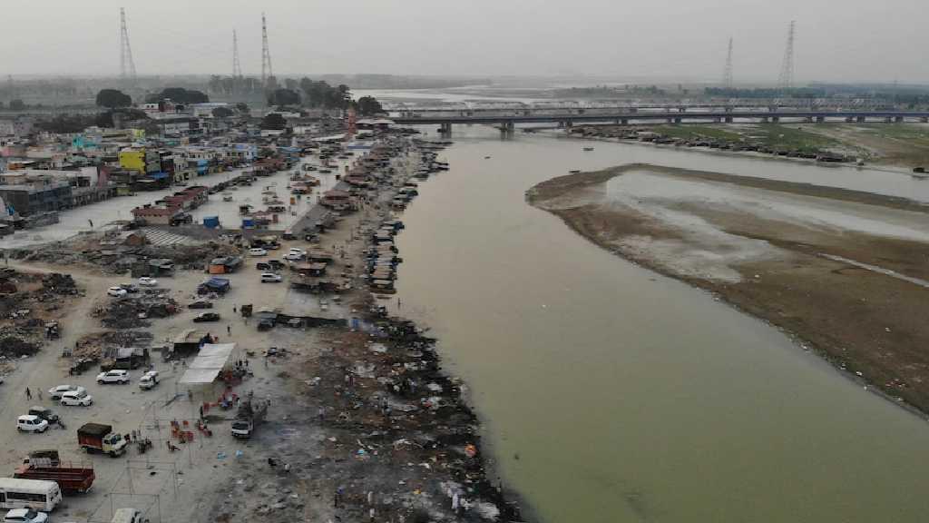 'Tsunami' COVID-19 India, Puluhan Jenazah Memenuhi Tepi Sungai Gangga