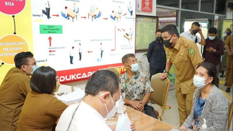 Bobby Nasution ke Warga di Kantor Disdukcapil: Ada Pungli atau Calo Gak?